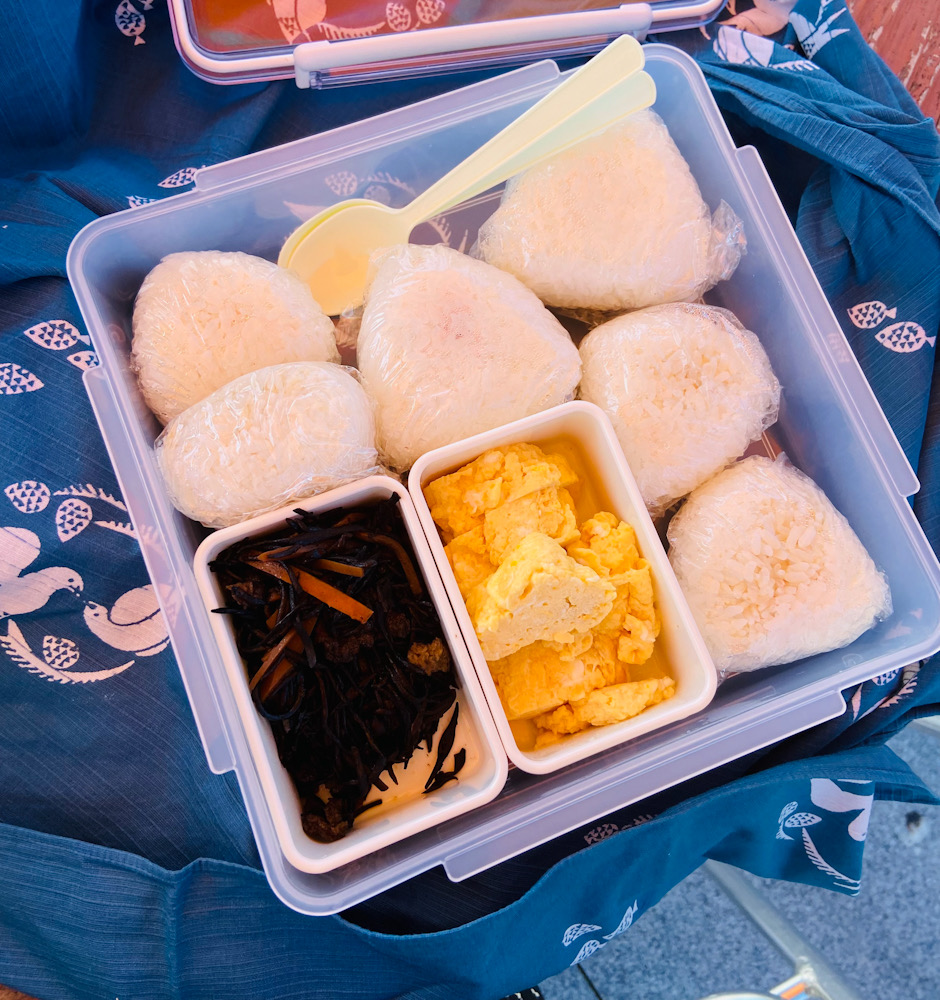 お弁当 - おにぎりと卵焼きとひじき