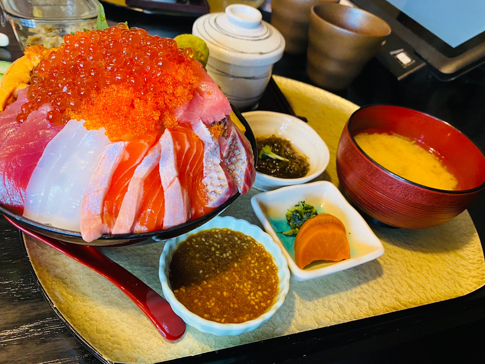 塚本鮮魚店の極み海鮮丼(ゴマダレ＆ご飯大盛り)