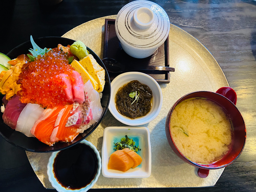 塚本鮮魚店の極み海鮮丼(醤油)